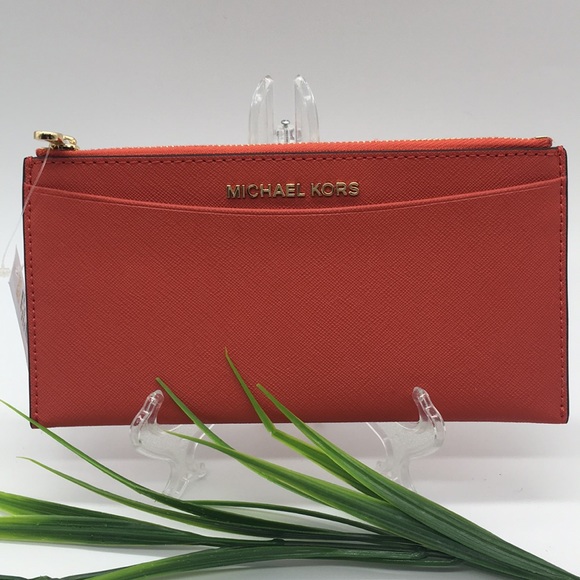 Michael Kors Handbags - Michael Kors Jet Set Travel LG Slim Card Case